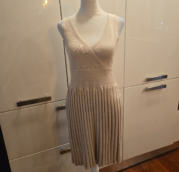 ILLA ILLA Faux Wrap Sleeveless V Neck Pleated Sweater Dress Cream Size Small - Picture 1 of 10